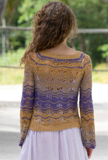 Rückansicht eines langärmeligen gestrickten Damenpullovers mit Gelb‑Lila-Ombré und durchbrochenem Wellenmuster.