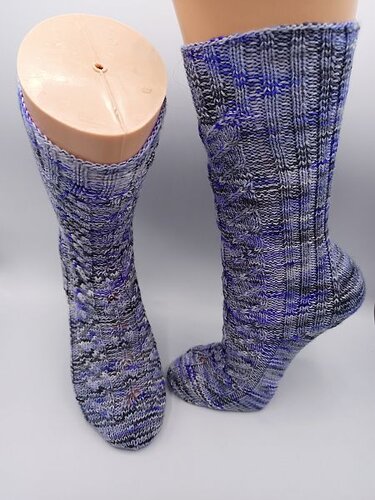 Sockenanleitung "Auf dem Weg", geeignet für Maschenzahlen 64, 68 und 72 - Stricken