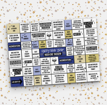 Quadratisches Silvester-Spielbrett mit bunten Feldern und deutschen Trinkaufgaben, mittig Schriftzug ‚Happy New Year – Hoch die Tassen!‘