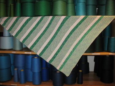 Minoet`s Tuch mit Hebemaschen - Stricken