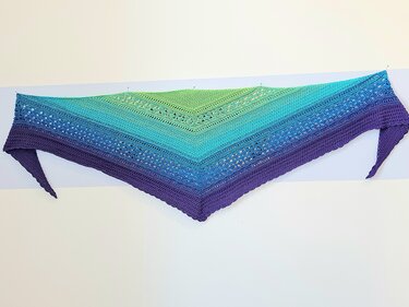 Gehäkeltes Dreieckstuch in Grün–Blau–Lila, flach gespannt mit Ajour- und Strukturreihen
