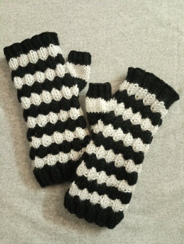 Strickanleitung für Handstulpen und Cowl im Wednesday-Stil