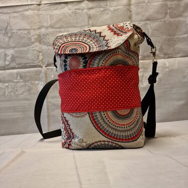 Stoff-Umhängetasche mit Klappe, Mandalas und rotem Punktemuster-Band