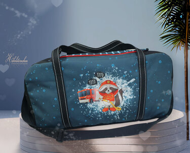 Petrolfarbene Reisetasche mit Feuerwehr-Waschbär-Print, schwarzer Tragegurt und rotem Reißverschluss