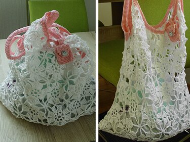 Weiße gehäkelte Netztasche aus Blütenmotiven mit rosafarbener Einfassung und Trägern, Zierlasche mit Knopf