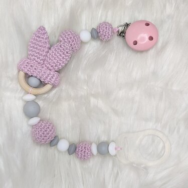 Rosa gehäkeltes Schnullerband mit Hasenohren, Holzring, Silikon- und Häkelperlen, Metallclip