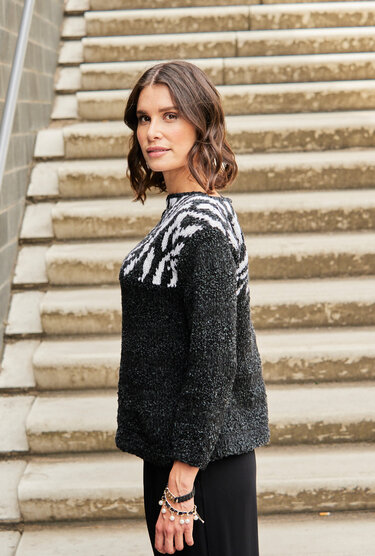 Schwarz-Weißer Pulli mit Jacquardpasse - Stricken