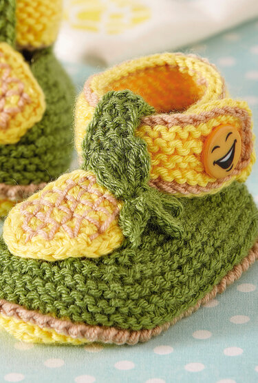 Babyschühchen in Grün-Gelb mit fruchtiger Ananas - Stricken