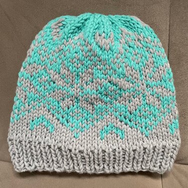Gestrickte Beanie in Mint und Grau mit grafischem Muster und Rippenbündchen