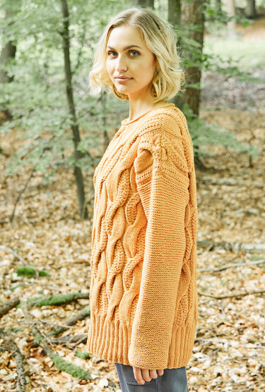 Ockerfarbener Pullover im Zopfmuster und passendem Streifenschal - Stricken