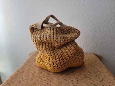 Gehäkelte Henkeltasche in Beige und Senfgelb mit offenem Maschenmuster