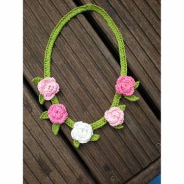 Crocheted necklace with roses for little girls
