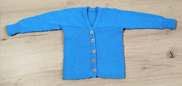 Blaue gestrickte Jacke mit V-Ausschnitt und fünf Holzknöpfen
