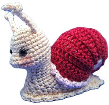 Beige gehäkelte Amigurumi-Schnecke mit rotem Schneckenhaus, Seitenansicht