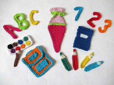 Gehäkelte Schultüte, Buchstaben A B C, Zahlen 1 2 3, Buntstifte, Malkasten und Heft als bunte Applikationen