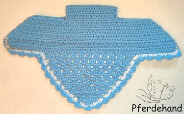 Hellblauer, gehäkelter Haustier-Umhang mit Kragen, Lochmuster und weißer Wellenkante