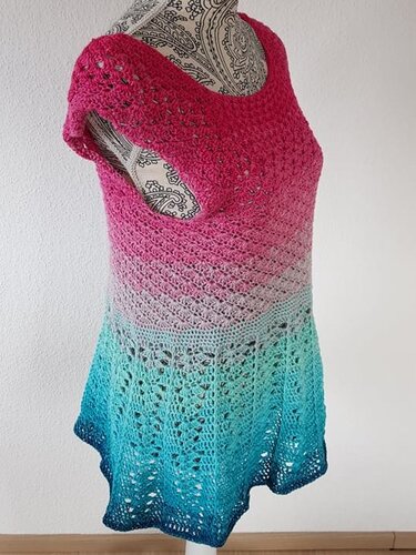 Gehäkelte Tunika mit Farbverlauf von Pink zu Türkis auf Schneiderpuppe