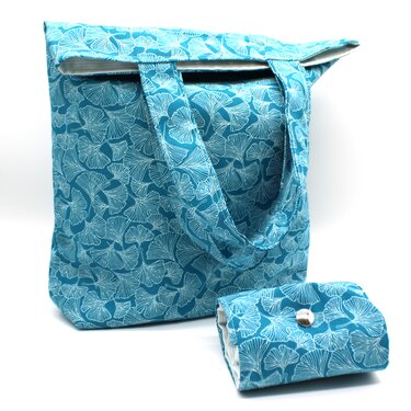 Türkise Stoff-Einkaufstasche mit weißem Ginkgo-Muster, langen Trägern und passendem, zusammengefaltetem Etui mit Druckknopf