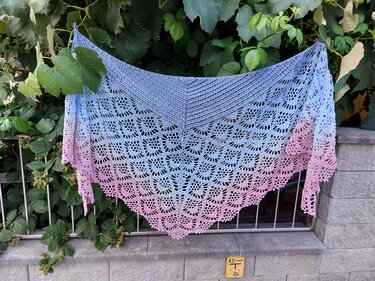 Flat triangular scarf „Kiran BE” – crochet pattern