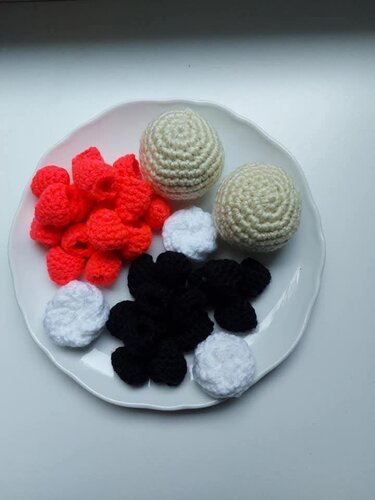 Icecream with whipped cream and berries - Crochet