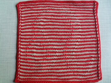 Quadratischer Topflappen mit roten und weißen horizontalen Streifen und roter Einfassung