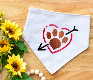 Stickdatei Hunde Pfote mit Pfeil im Herz in 6 Größen, Maschinenstickdatei - Sticken