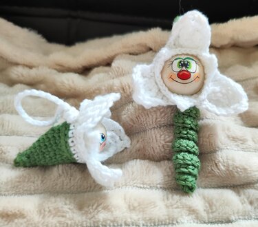 Snowdrop Worry Worm crochet pattern