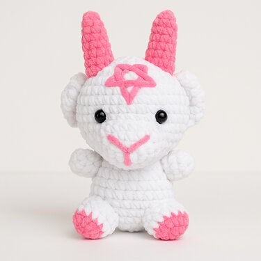 Kleines gehäkeltes Amigurumi-Ziegentier weiß mit rosa Akzenten