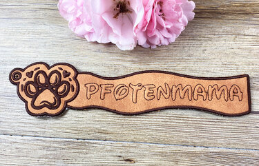 Längliches besticktes Schlüsselanhänger-Panel mit Pfotenmotiv und Schriftzug PFOTENMAMA