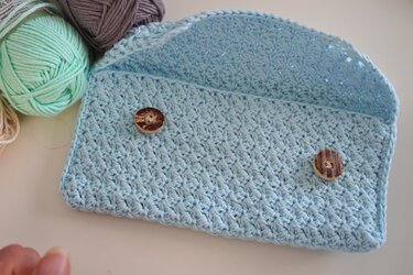 Crochet Tutorial: Simple Pouch with Flap and Button for Beginners
