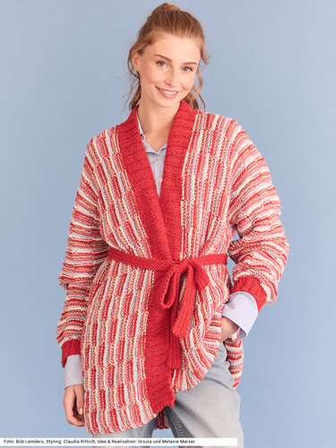 Quergestrickte Jacke mit Gürtel