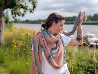 Strickanleitung | Tuch Amira | Asymmetrisches Tuch mit Lochmuster & Rüsche