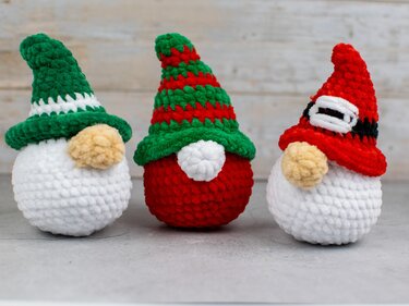 Häkelanleitung: Weihnachtswichtel aus Chenillegarn – einfach & schnell gema