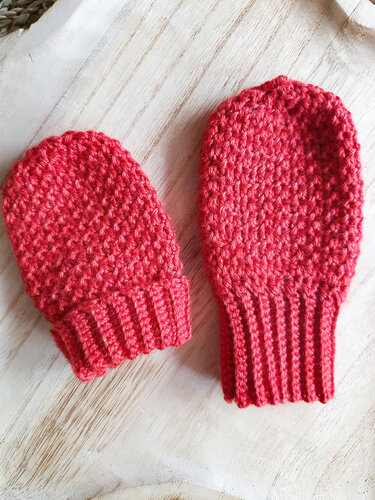 Rote, handgehäkelte Babyfäustlinge mit Rippbündchen