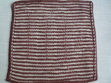 Gestrickter Untersetzer mit horizontalen Streifen in Braunrot und Creme