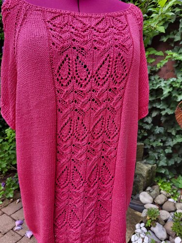 Fuchsiafarbene gestrickte Tunika auf Schneiderpuppe mit mittigem Blatt-Ajourmuster und glatt rechten Seitenpanelen