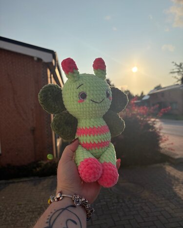 Häkelanleitung: Mimi Bloom ein flauschiges Blütenwesen