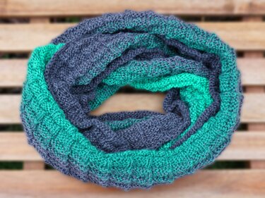 Tolen Moebius Infinity Scarf, Cowl, textured, knitting pattern - Image 4