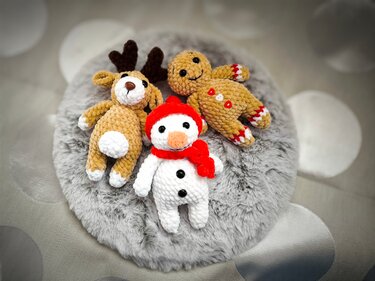 Häkelanleitung: Plüsch-Schneemann, Lebkuchenmann und Rentier
