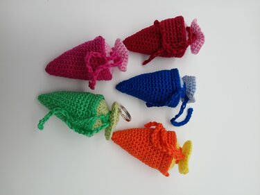 Schnell gehäkelte Mini‑Schultüten in verschiedenen Farben, eine mit Schlüsselring