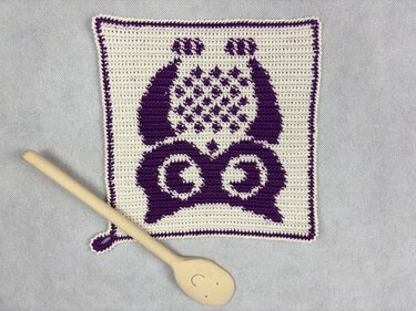 Potholder Eugen the Owl – A Tapestry Crochet Pattern