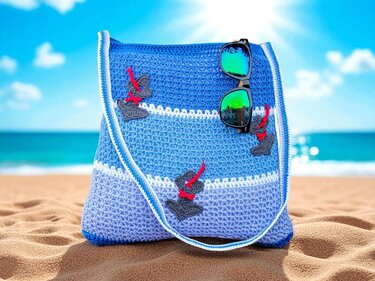 Sommerliche gehäkelte Umhängetasche in Meeresblau mit Sonnenbrille