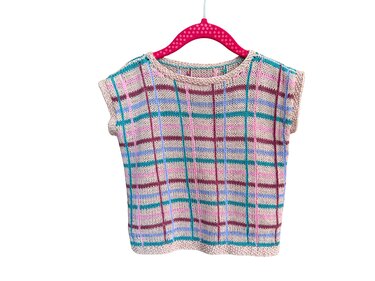 Ärmelloses gestricktes Kinder-Top mit Karo-Muster in Rosa, Türkis, Hellblau und Bordeaux an pinkem Kleiderbügel