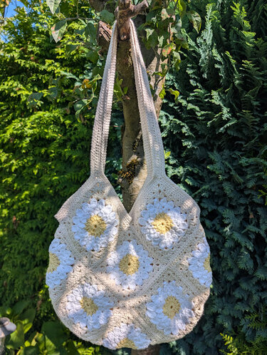 Häkelanleitung für eine Tasche mit Blumenmuster