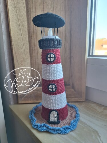 Gehäkelter rot-weiß gestreifter Leuchtturm mit Tür und Bullaugen auf rundem Sockel