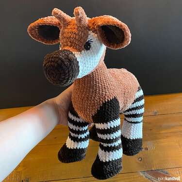 PDF Crochet pattern GER/ENG for „Zola the okapi“, Design by @buerokunstvoll
