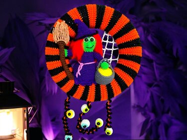 Gestreifter Häkel-Türkranz mit gehäkelter Hexe, Besen, Kessel und hängenden Augen