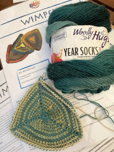 Tunesisch gehäkeltes Dreieck in Grün und Gelb, Garnknäuel und Wimpelanleitung