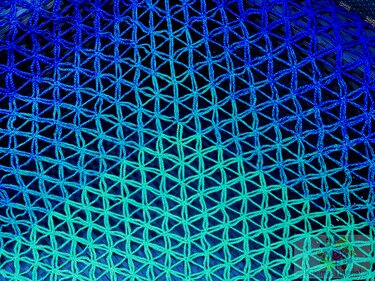 Gehäkeltes Netzmuster in Blau und Türkis
