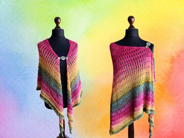 Zwei Ansichten eines gehäkelten Dreieckstuchs mit Ajourreihen und Streifen-Farbverlauf auf schwarzen Schaufensterpuppen